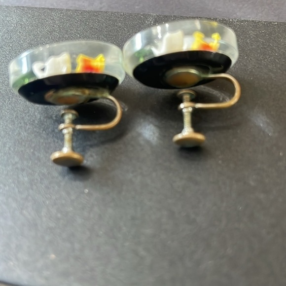 Vintage Resin Flower black white and yellow screw back earrings - Picture 5 of 6